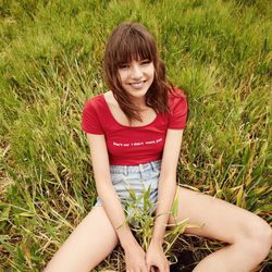 Crop top rojo y shorts de denim de la colección Festivals de Bershka