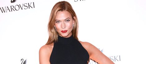 Karlie Kloss con un look total black en su estreno como embajadora de Swarovski