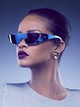 Look de Rihanna con gafas azules metalizadas de la Colección de gafas de sol 'Rihanna' de Rihanna para Dior