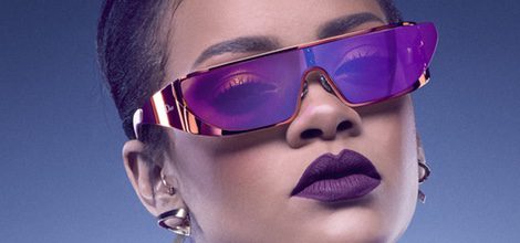 Look de Rihanna con gafas moradas de la Colección de gafas de sol 'Rihanna' de Rihanna para Dior