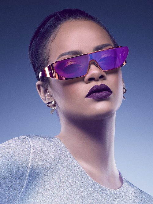 Look de Rihanna con gafas moradas de la Colección de gafas de sol 'Rihanna' de Rihanna para Dior