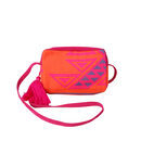 Bolso pequeño tejido con figuras étnicas de la colección de verano 2016 de Lola Casademunt