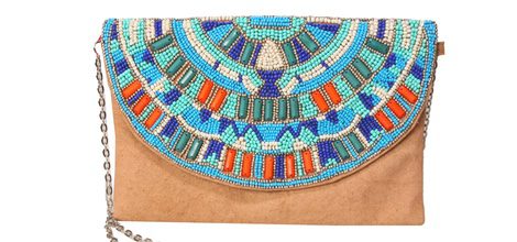 Sobre de gamuza con pedrería de la colección de verano 2016 de Lola Casademunt