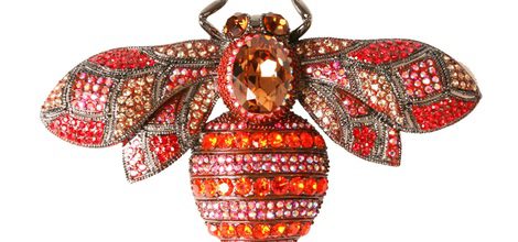 Broche de pedrería en forma de libélula de la colección de verano 2016 de Lola Casademunt