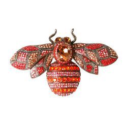 Broche de pedrería en forma de libélula de la colección de verano 2016 de Lola Casademunt