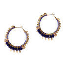 Pendientes dorados con pedrería azul klein de la colección de verano 2016 de Lola Casademunt