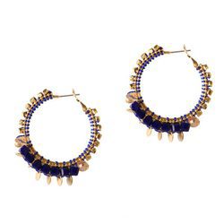 Pendientes dorados con pedrería azul klein de la colección de verano 2016 de Lola Casademunt