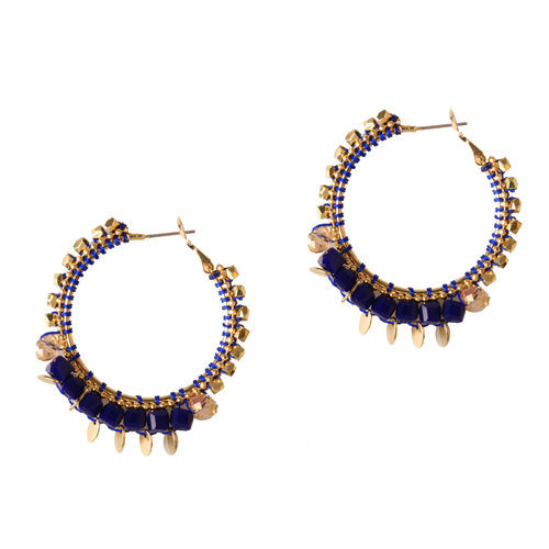Pendientes dorados con pedrería azul klein de la colección de verano 2016 de Lola Casademunt