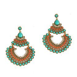 Pendientes en pedrería turquesa y salmón de la colección de verano 2016 de Lola Casademunt