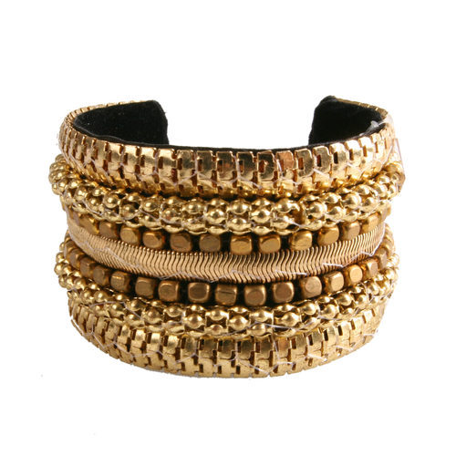 Brazalete dorado de la colección de verano 2016 de Lola Casademunt
