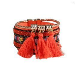 Brazalete naranja con pedrería de la colección de verano 2016 de Lola Casademunt