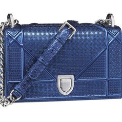 Micro-cannage azul metalizado de la colección diorama de Dior 