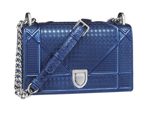 Micro-cannage azul metalizado de la colección diorama de Dior 