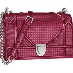 Micro-cannage rojo metalizado de la colección diorama de Dior 