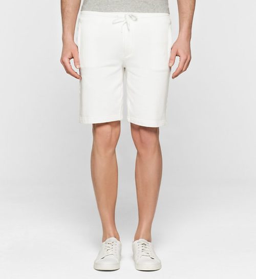 Bermudas blancas de la colección White Series Collection de Calvin Klein