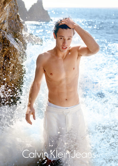 Cameron Dallas protagoniza campaña para White Series Collection de Calvin Klein