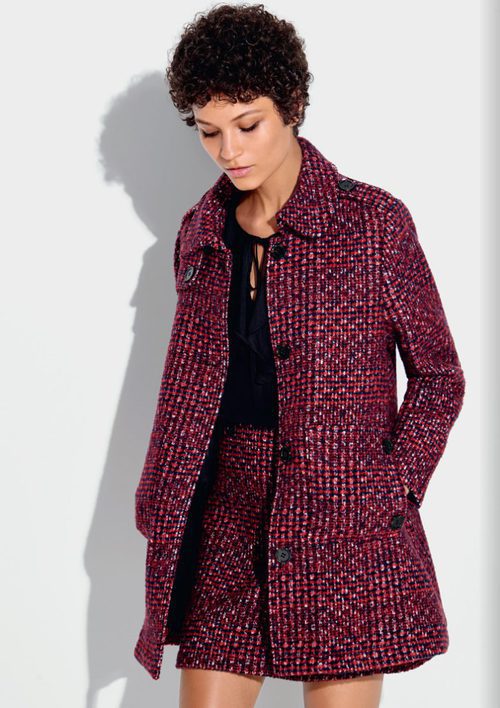 Conjunto de gabán y falda tejidos en colores vino de la colección otoño/invierno 2016/2017 de Etam