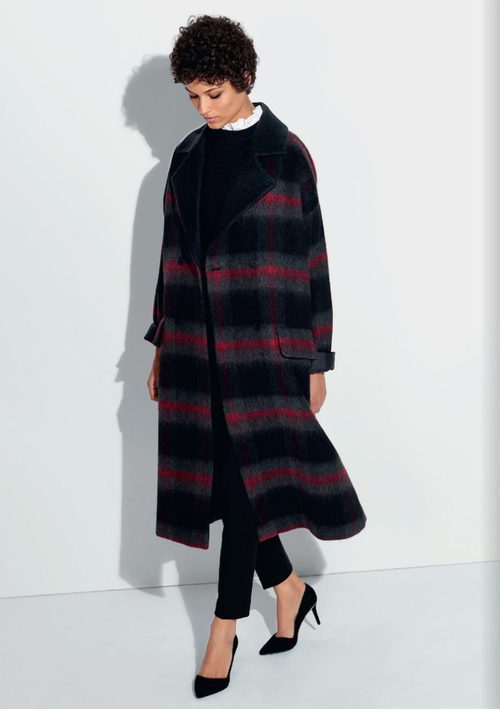Abrigo de lana con rayas en gris, negro y rojo de la colección otoño/invierno 2016/2017 de Etam