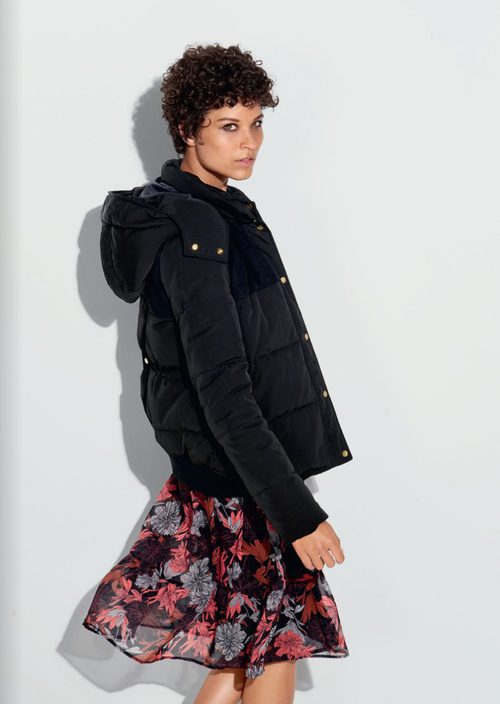 Cazadora bomber azul oscura de la colección otoño/invierno 2016/2017 de Etam