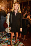 Sabine Getty en el Front Row del desfile Crucero 2017 de Dior