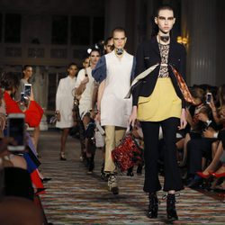 Carrusel del desfile Crucero 2017 de Dior en Londres