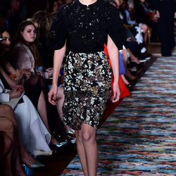 Bella Hadid desfilando para la colección Crucero 2017 de Dior en Londres