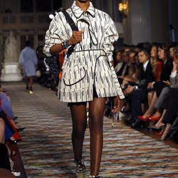 Gabardina asimétrica para la colección Crucero 2017 de Dior en Londres