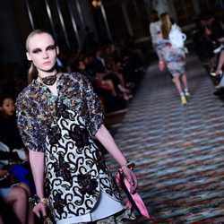 Vestido con bordados victorianos en lentejuelas para la colección Crucero 2017 de Dior en Londres