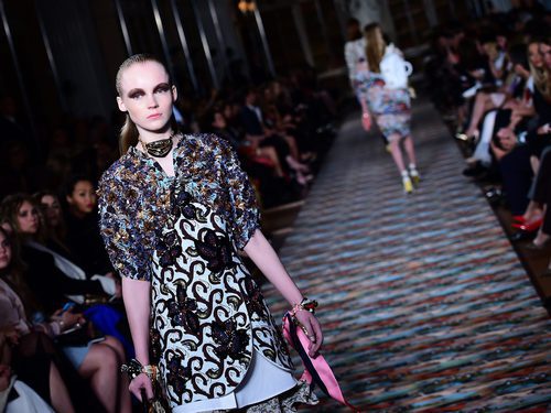 Vestido con bordados victorianos en lentejuelas para la colección Crucero 2017 de Dior en Londres