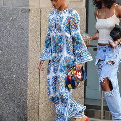 Rihanna con una túnica print geométrica 