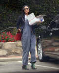 Demi Moore con un peto denim y una americana azul marino