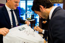 Esteban Granero firmando una camiseta en el evento promocional de relojes Baume&Mercier