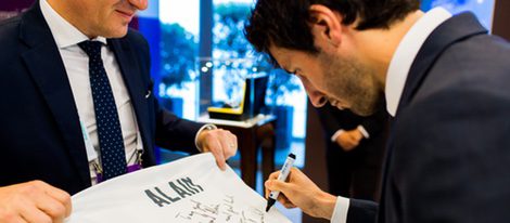 Esteban Granero firmando una camiseta en el evento promocional de relojes Baume&Mercier