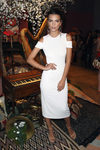 Emily Ratajkowski con un vestido blanco con mangas abiertas