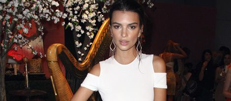 Emily Ratajkowski con un vestido blanco con mangas abiertas