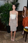 Emily Ratajkowski con un conjunto de blusa de estilo lencero y falda de pana