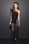 Emily Ratajkowski con un vestido con transparencias y bordados florales