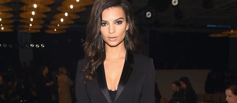 Emily Ratajkowski con un esmoquin femenino en solapa de terciopelo