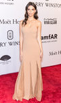 Emily Ratajkowski con vestido en tono nude
