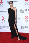 Emily Ratajkowski con vestido negro con apertura lateral