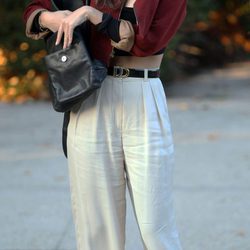 Emily Ratajkowski con conjunto de pantalón talle alto blanco y bomber granate