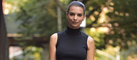 Emily Ratajkowski con conjunto crop top y falda negra