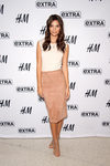 Emily Ratajkowski con conjunto de top blanco y falda