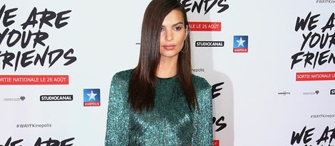 Emily Ratajkowski con vestido de cóctel en flecos con lentejuelas