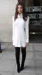 Emily Ratajkowski con vestido blanco de cuello vuelto caído