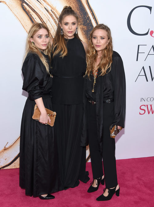 Elizabeth, Ashley y Mary-Kate Olsen en la alfombra roja de los Premios CFDA Fashion 2016