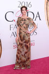 Hilary Rhoda en la alfombra roja de los Premios CFDA Fashion 2016
