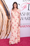 Taylor Hill en la alfombra roja de los Premios CFDA Fashion 2016