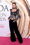 Adriana Lima en la alfombra roja de los Premios CFDA Fashion 2016