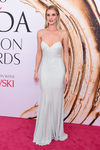 Rosie Huntington Whiteley en la alfombra roja de los Premios CFDA Fashion 2016
